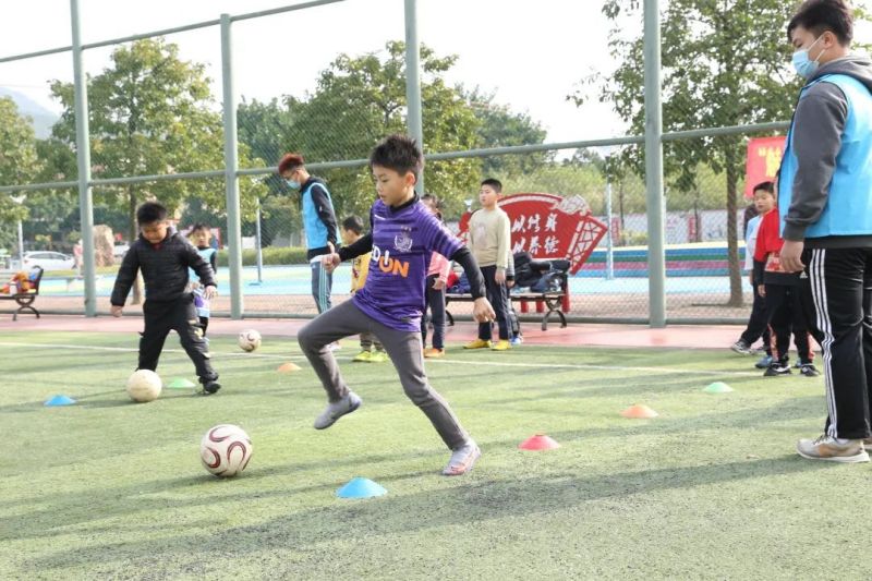 体验足球魅力！珠海市金湾区平沙镇开展趣味足球培训活动